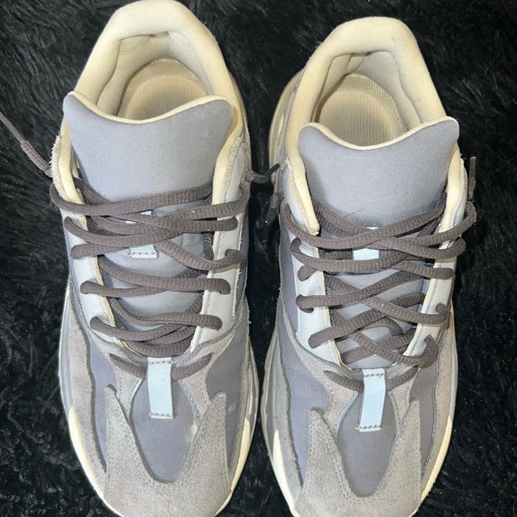 Yeezy Boost 700 magnet - Picture 5 of 6
